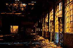 bâtiment abandonné avec fenêtres cassées et lumière de rue