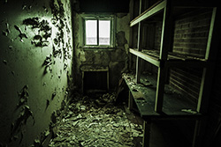 abandoned_creepy_room_001