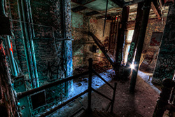 intérieur d'usine abandonnée avec lumière dans encadrement de porte, photo HDR