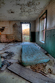 intérieur de maison abandonnée avec matelas par terre sur photo HDR