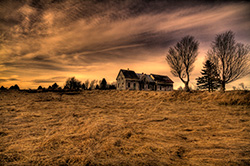 vieille maison abandonnée dans un champ avec arbres et ciel nuageux, photo HDR