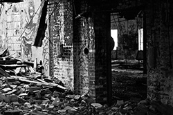 mur détruit dans maison abandonnée, photo noir et blanc