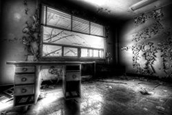 bureau lugubre avec meuble et tirroirs dans bâtiment abandonné, noir et blanc HDR