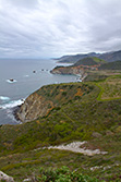 falaises sur côte californienne avec ciel nuageux