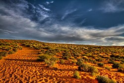 désert en Arizona avec ciel nuageux et petits buissons, photo HDR