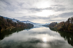 lac de Gruyère avec montagnes suisses