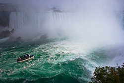 bateau chutes du niagara sur riviière