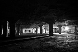 parking sous-terrain avec piliers, vue perspective en noir et blanc