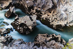 torrent de rivère dans la roche, longue exposition