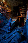 escalier de maison abandonnée avec porte et mur qui s'écroule