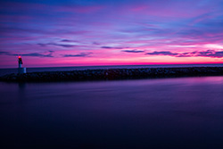 phare au coucher de soleil au bord de la mer Méditerranée