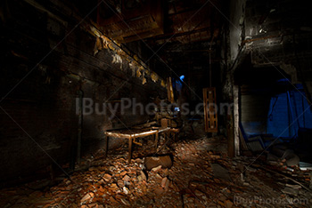 Sous-sol usine abandonnée avec machines rouillées, photo lightpainting