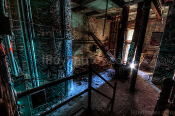 Intérieur d'usine abandonnée avec lumière dans encadrement de porte, photo HDR