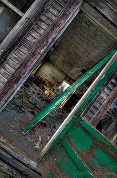 Encadrement de porte d'entrée de maison abandonnée en HDR