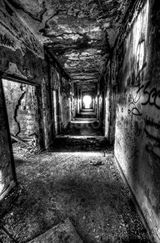 Photo HDR en noir et blanc d'un couloir de bâtiment abandonné