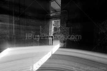 Lumière depuis porte dans maison abandonnée, photo noir et blanc