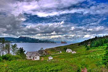 Ville de Percé en Gaspesie depuis l'île de Bonaventure au Québec sur photo HDR