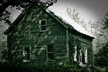 Maison hantée dans les bois sur photo granuleuse, effet de grain et couleur
