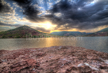 Lac du Salagou dans Sud de la France, coucher de soleil et ciel nuageux en HDR