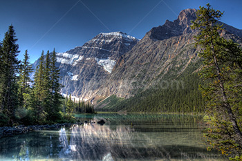 Mont Edith Cavell en Alberta dans les Rocheuses Canadiennes, image HDR