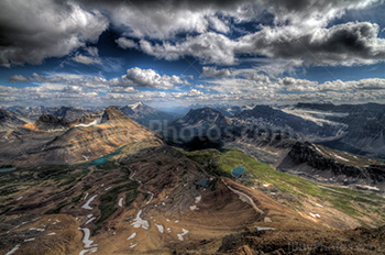 Cirque Peak dans les Montagnes Rocheuses Canadiennes avec ciel nuageux sur photo HDR