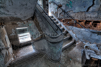 Photographie HDR escaliers dans maison abandonnée avec murs fissurés