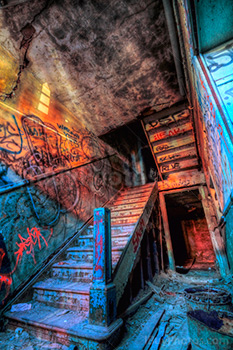 Escaliers dans maison abandonnée avec graffiti sur les murs, photo HDR