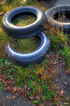 Pneus sur asphalte et dans herbe sur image HDR