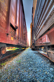 Wagons de train sur rails avec des graviers, photo HDR en perspective