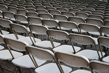 Rangées de chaises lors d'un meeting en extérieur