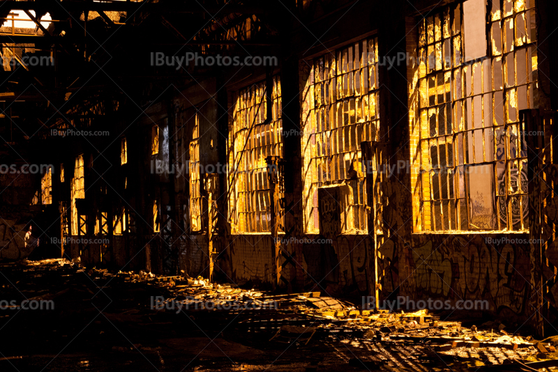 Lumière dans vitres cassées la nuit dans bâtiment abandonné