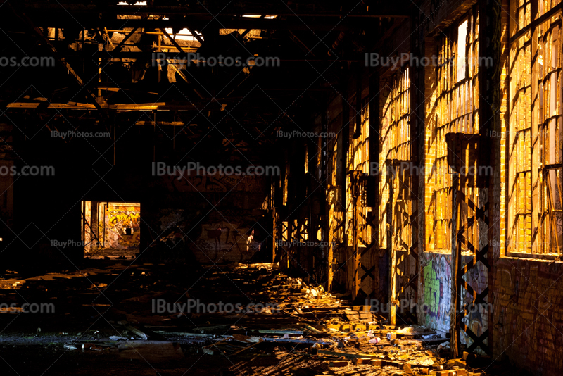 Bâtiment abandonné avec fenêtres cassées et lumière de rue