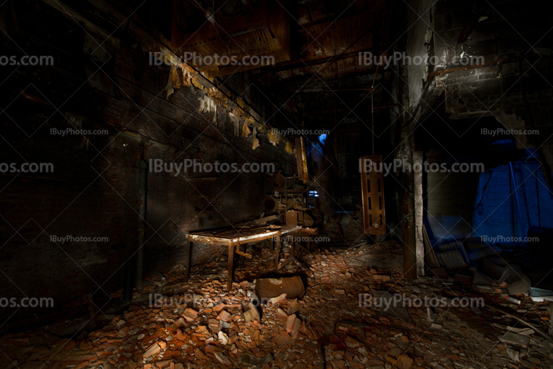 Sous-sol usine abandonnée avec machines rouillées, photo lightpainting
