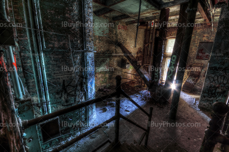 Intérieur d'usine abandonnée avec lumière dans encadrement de porte, photo HDR