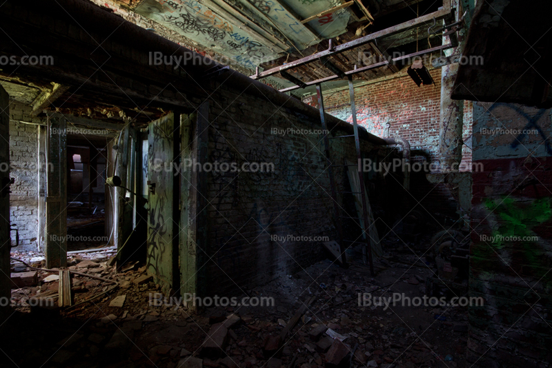 Sous-sol usine abandonnée avec murs de briques et décombres