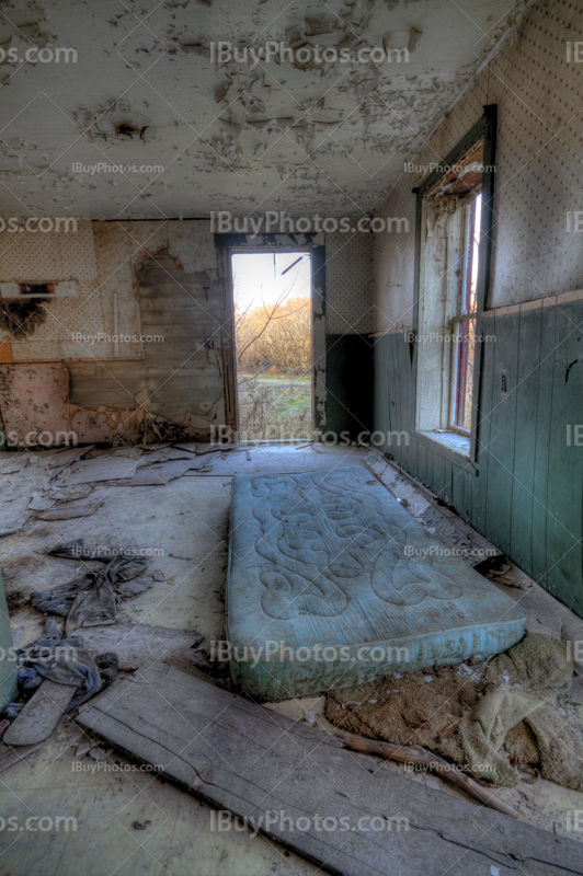 Intérieur de maison abandonnée avec matelas par terre sur photo HDR