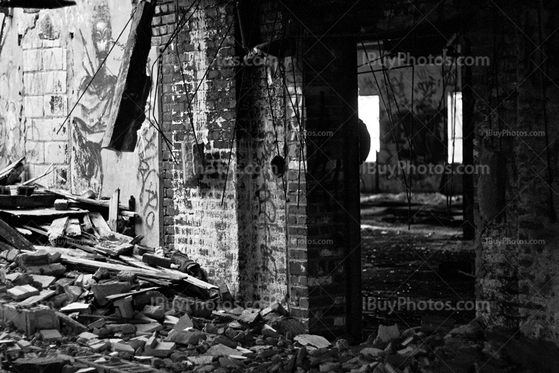 Mur détruit dans maison abandonnée, photo noir et blanc