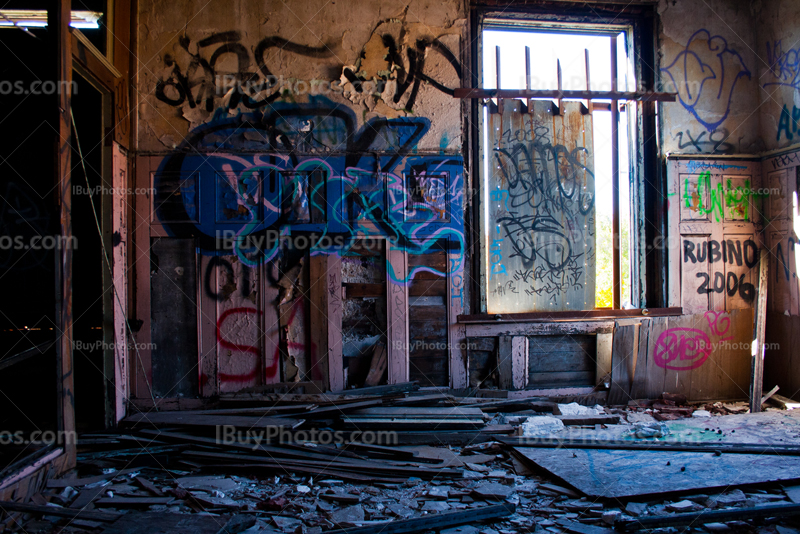 Chambre en ruines avec graffiti sur les murs, maison abandonnée