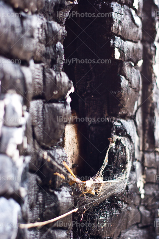 Cendres sur mur brûlé dans encadrement de fenêtre