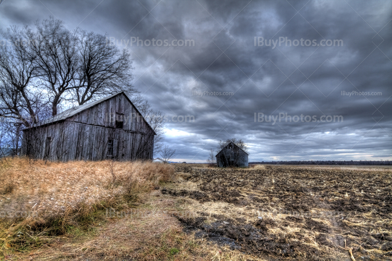 Granges dans un champ pendant tempête et orage avec nuages sur photo HDR