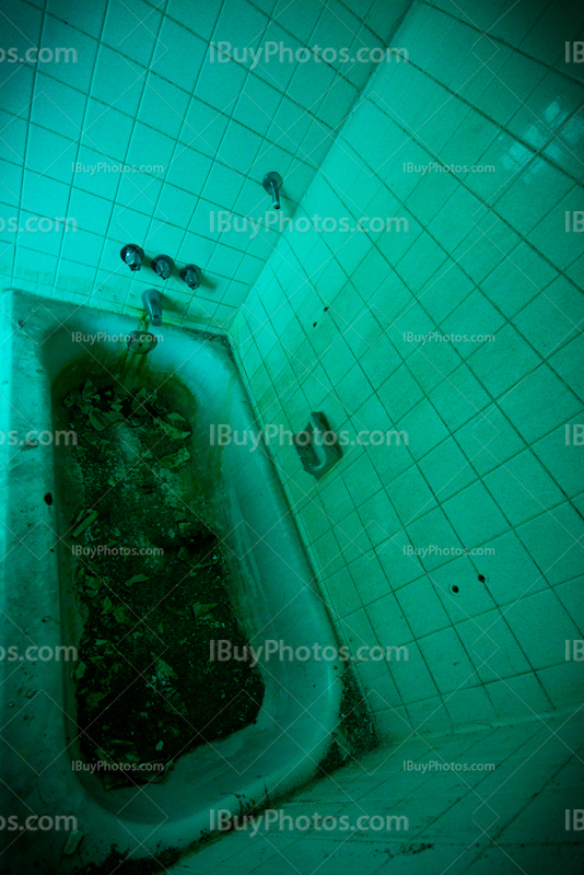 Salle de bain détruite avec baignoire de gravas