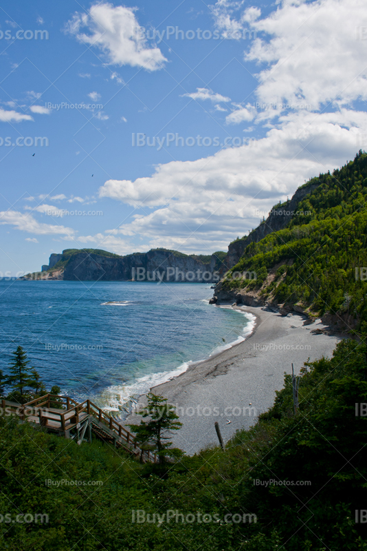 Plage de galets au parc Forillon en Gaspésie, Québec