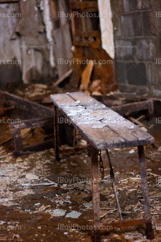 Vieux banc en bois avec des pièces rouillées