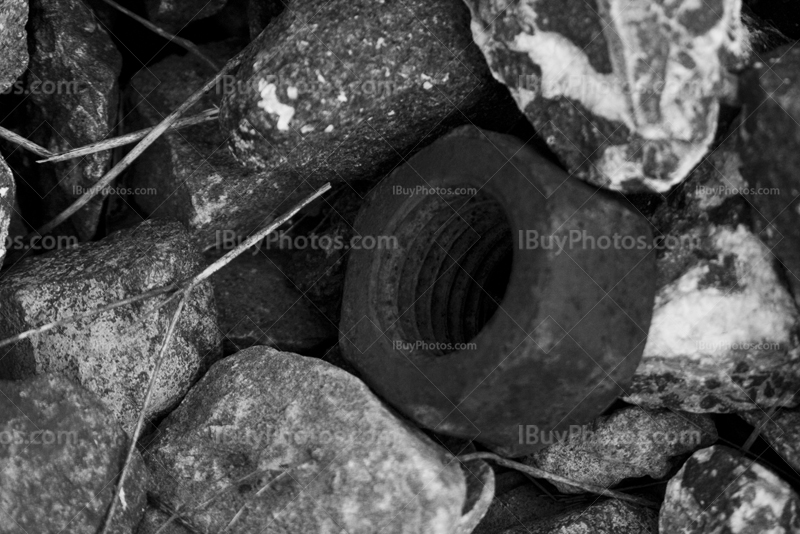 écrou, boulon dans cailloux sur photo noir et blanc