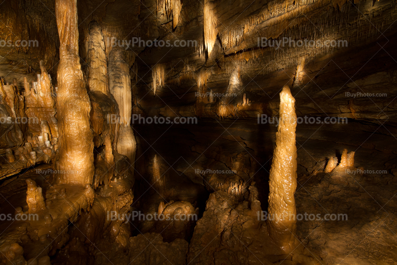 Lightpainting dans grotte avec stalagmites et stalactites