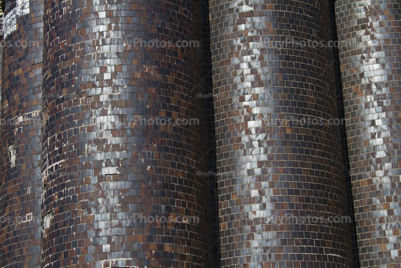 Cheminées d'usine avec des plaques d'ardoise carrées