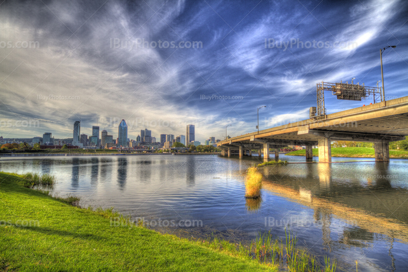 Skyline de Montréal avec réflexion dans eau à côté d'un pont sur photo HDR