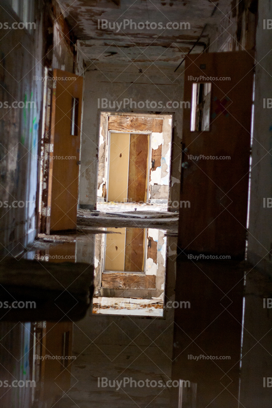 Couloir inondé avec porte ouverte dans école abandonnée