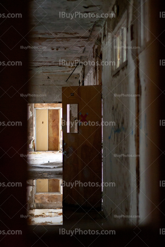 Couloir inondé dans école abandonnée