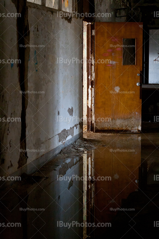 Couloir d'école abandonnée avec porte ouverte